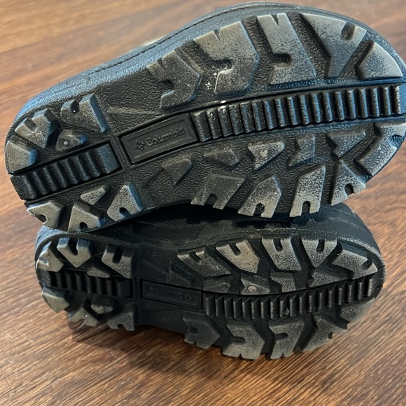 Columbia kids snow boots, size 8. Camo print. - Picture 3 of 4